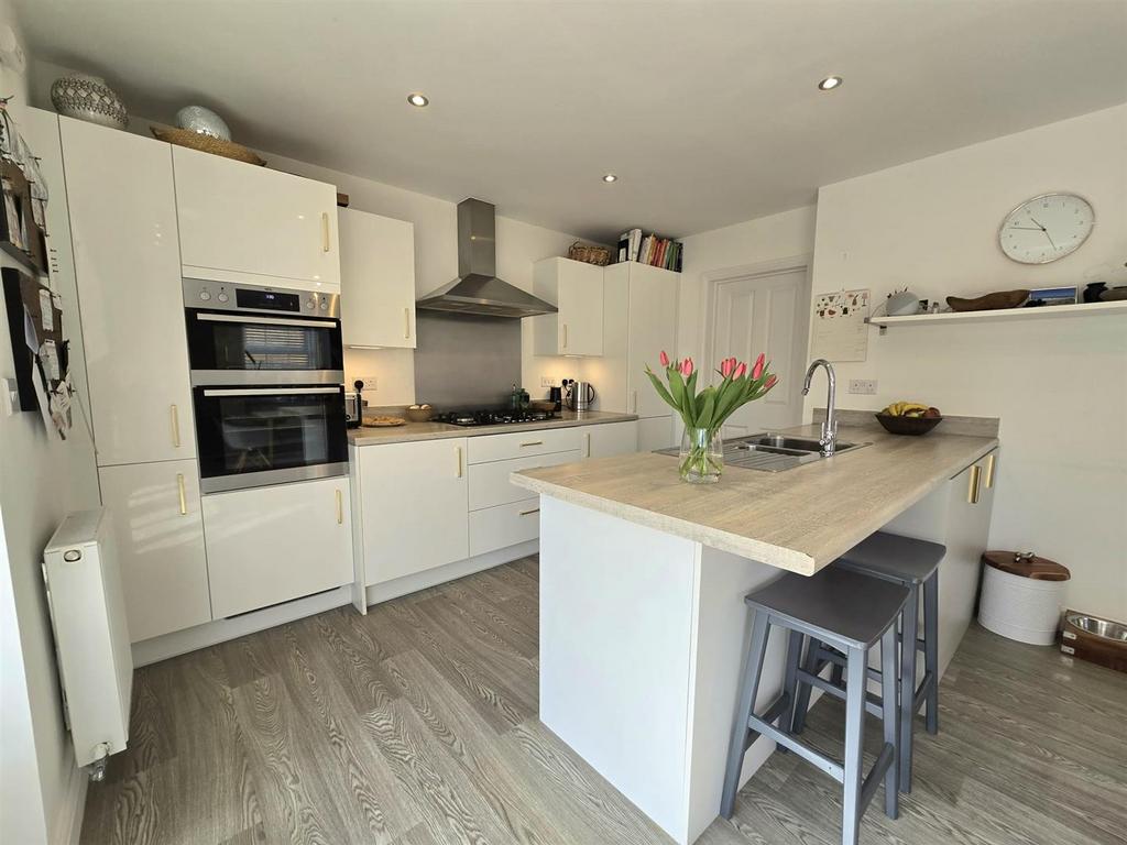 Kitchen 1.jpg
