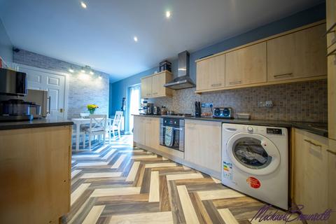 19 Abbotside Close, Bradford, BD10 8DL