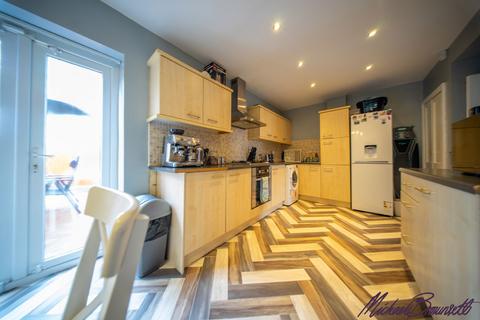 19 Abbotside Close, Bradford, BD10 8DL