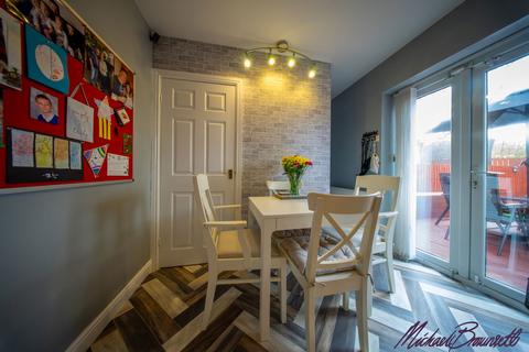 19 Abbotside Close, Bradford, BD10 8DL
