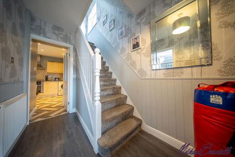 19 Abbotside Close, Bradford, BD10 8DL
