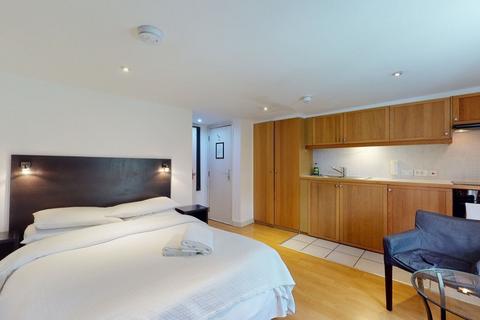Studio to rent, Cartwright Gardens