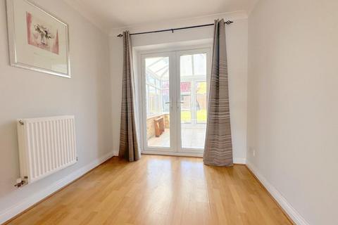 4 bedroom semi-detached house to rent, Wraysbury Close, Luton, Bedfordshire, LU4 9FS