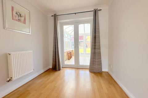 4 bedroom semi-detached house to rent, Wraysbury Close, Luton, Bedfordshire, LU4 9FS