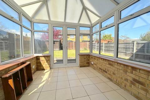 4 bedroom semi-detached house to rent, Wraysbury Close, Luton, Bedfordshire, LU4 9FS