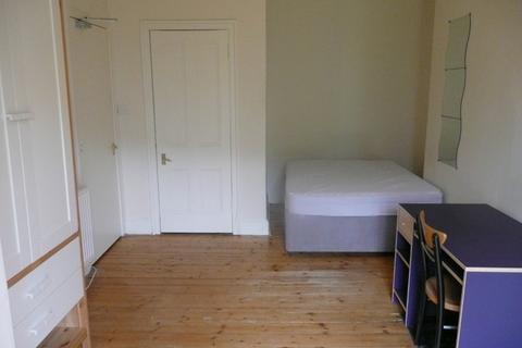 3 bedroom flat to rent, Links Gardens, Edinburgh, EH6