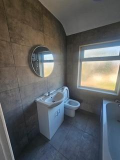 3 bedroom semi-detached house to rent, Hagley Road West, Oldbury