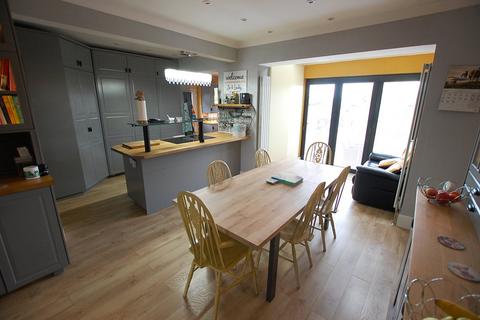 97 Lees Road, Ashton-under-lyne, OL6 8BQ