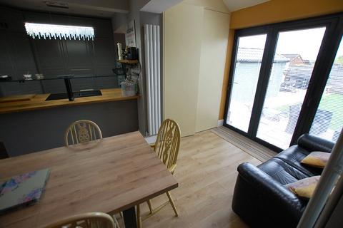 97 Lees Road, Ashton-under-lyne, OL6 8BQ