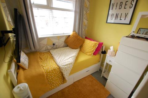 97 Lees Road, Ashton-under-lyne, OL6 8BQ