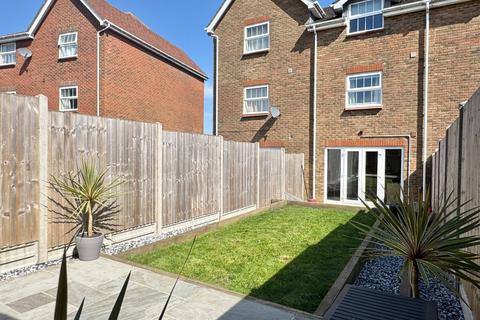 9 Atkinson Road, Hawkinge, Folkestone, CT18 7SB