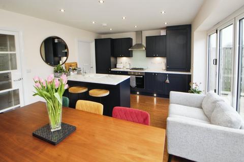3 bedroom end of terrace house to rent, Hawkshead Road, Derbyshire SK13