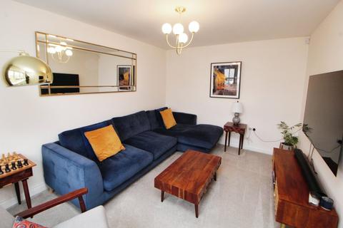3 bedroom end of terrace house to rent, Hawkshead Road, Derbyshire SK13