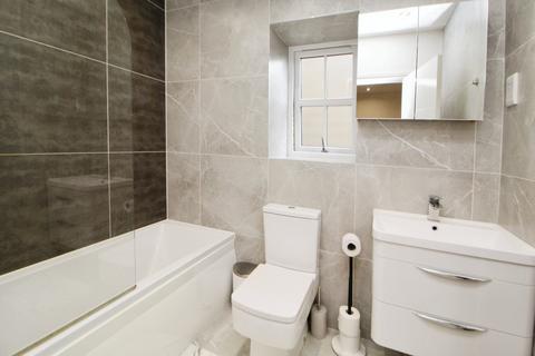 3 bedroom end of terrace house to rent, Hawkshead Road, Derbyshire SK13