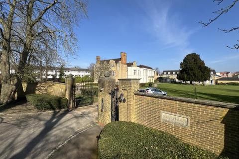 2 bedroom apartment to rent, Vicarage Road, Staines TW18
