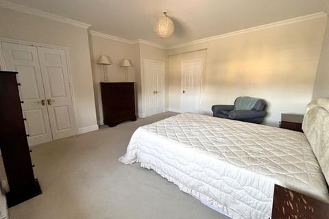 2 bedroom apartment to rent, Vicarage Road, Staines TW18