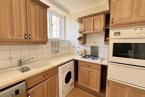 2 bedroom apartment to rent, Vicarage Road, Staines TW18