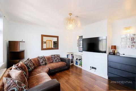 3 bedroom semi-detached house to rent, Loughton IG10