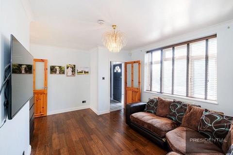 3 bedroom semi-detached house to rent, Loughton IG10
