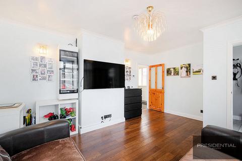 3 bedroom semi-detached house to rent, Loughton IG10