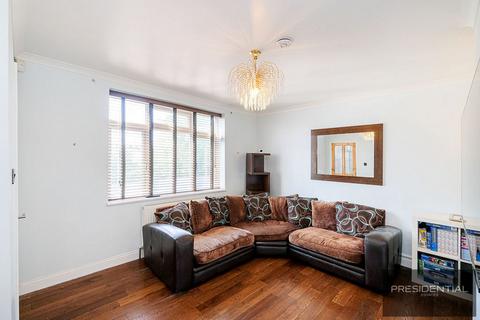 3 bedroom semi-detached house to rent, Loughton IG10
