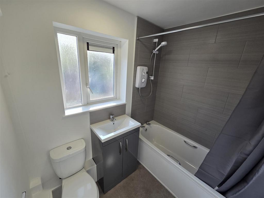 Bathroom (2).jpg