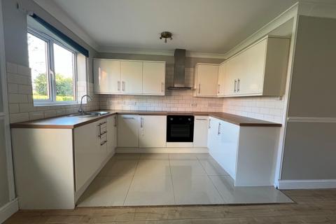 2 bedroom flat to rent, Scotts Avenue, Sunbury-on-Thames TW16