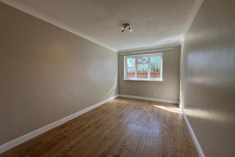 2 bedroom flat to rent, Scotts Avenue, Sunbury-on-Thames TW16