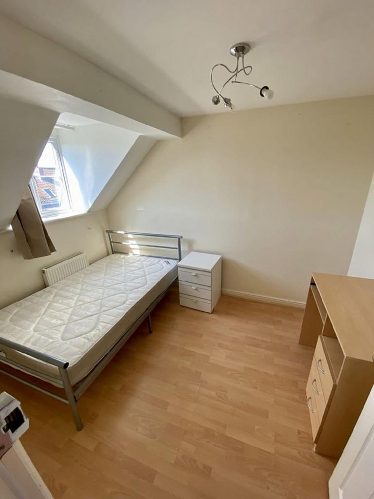 A cozy double bedroom featuring a spacious layo...