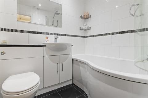 4 Warwick Close, Amberstone, Hailsham, BN27 1NS