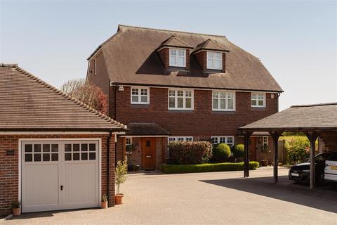 Compton Cottage Farthings Walk, Horsham, RH12 1WR