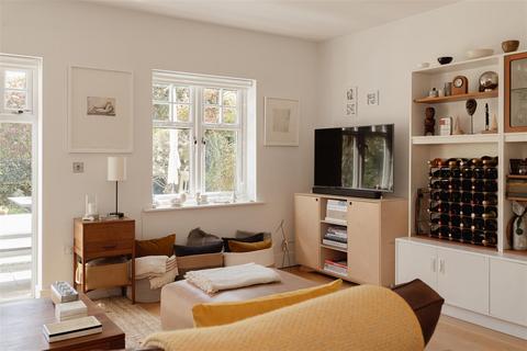 Compton Cottage Farthings Walk, Horsham, RH12 1WR