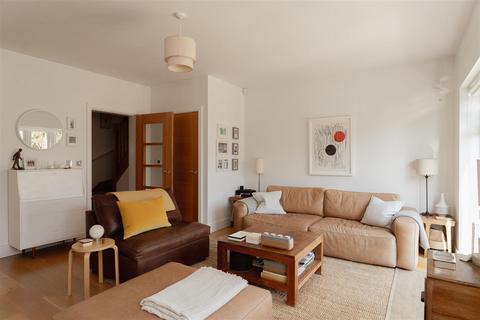 Compton Cottage Farthings Walk, Horsham, RH12 1WR