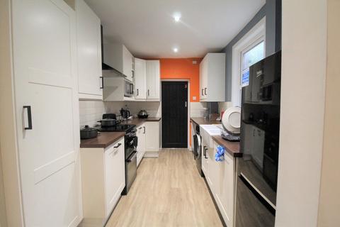 5 bedroom terraced house to rent, Wilkinson Avenue, Beeston, NG9 2NL
