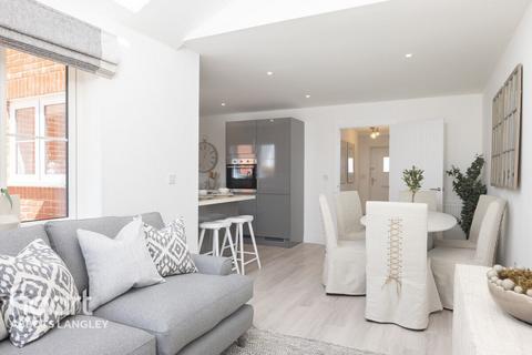3 bedroom detached house for sale, 6 Ventura Way, Bovingdon, HP3 0GR