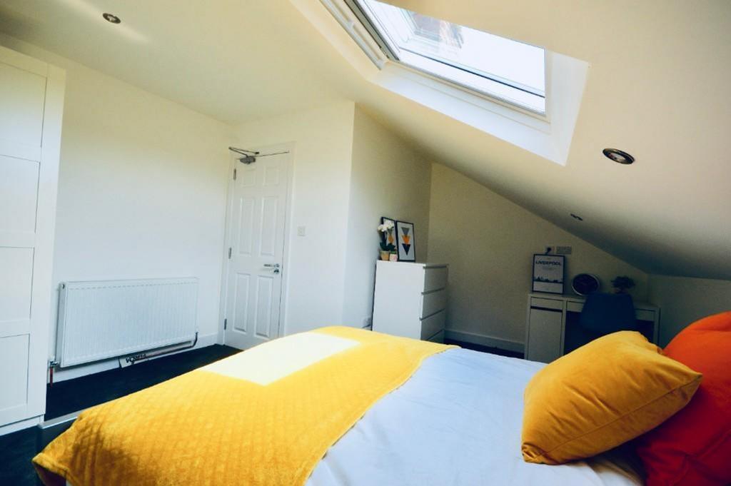 A spacious and bright large double bedroom feat...