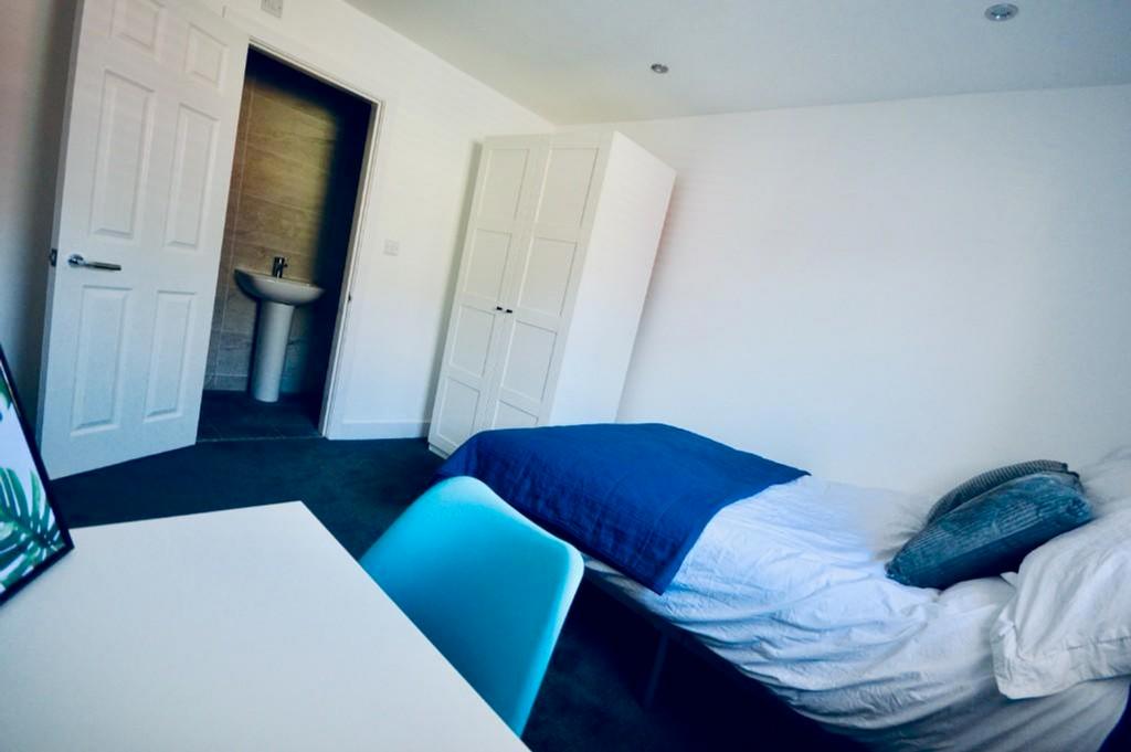 A bright and tidy double bedroom perfect for st...