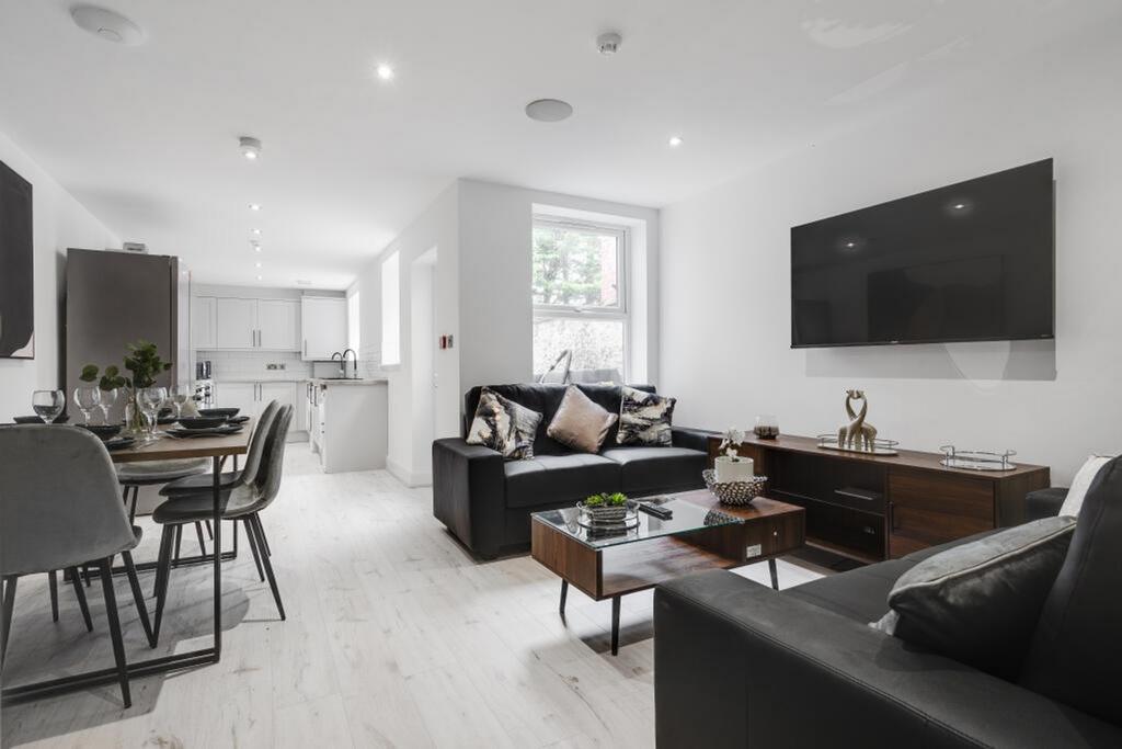This contemporary living room boasts stylish fu...