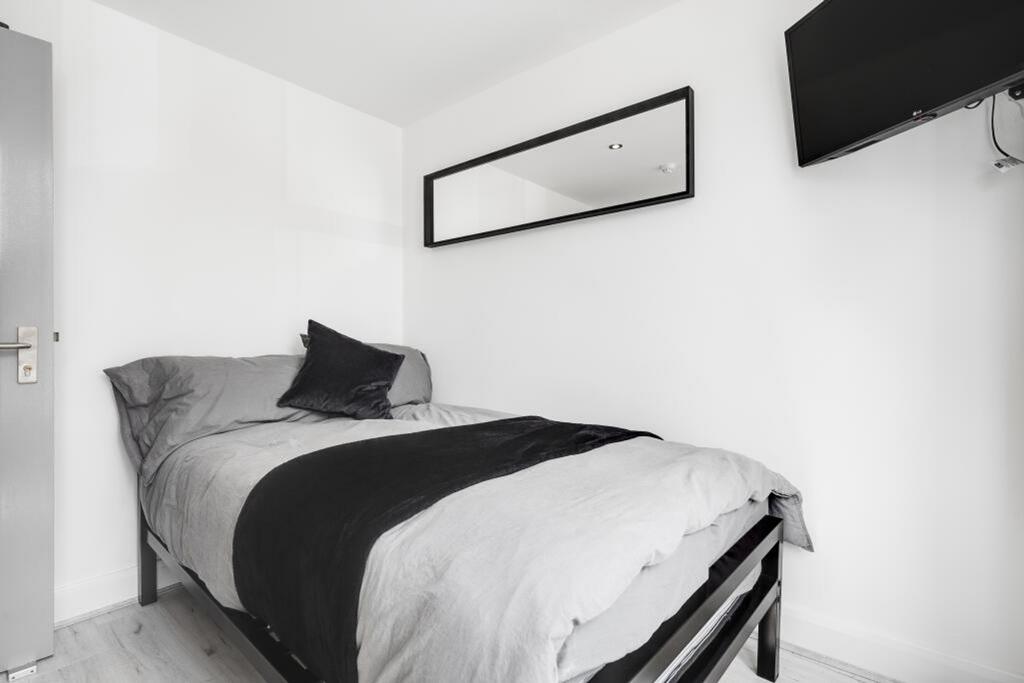 A cozy double bedroom featuring a comfortable b...