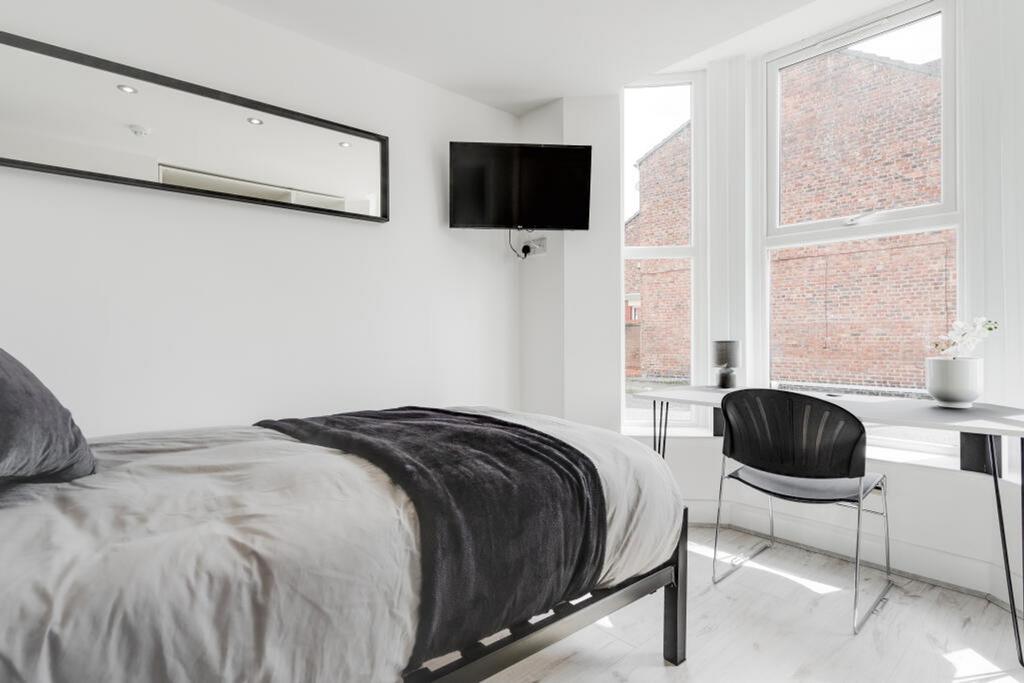 Bright and inviting double bedroom featuring mo...