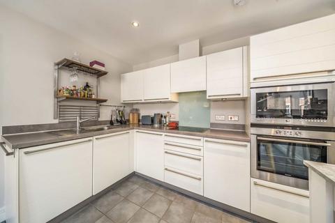 2 bedroom flat for sale, Lurline Gardens, London SW11