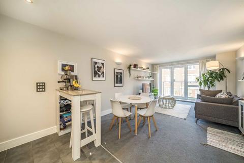 2 bedroom flat for sale, Lurline Gardens, London SW11