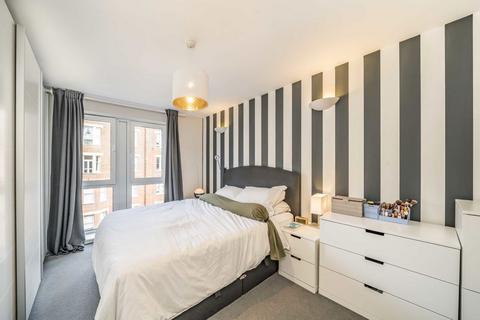 2 bedroom flat for sale, Lurline Gardens, London SW11