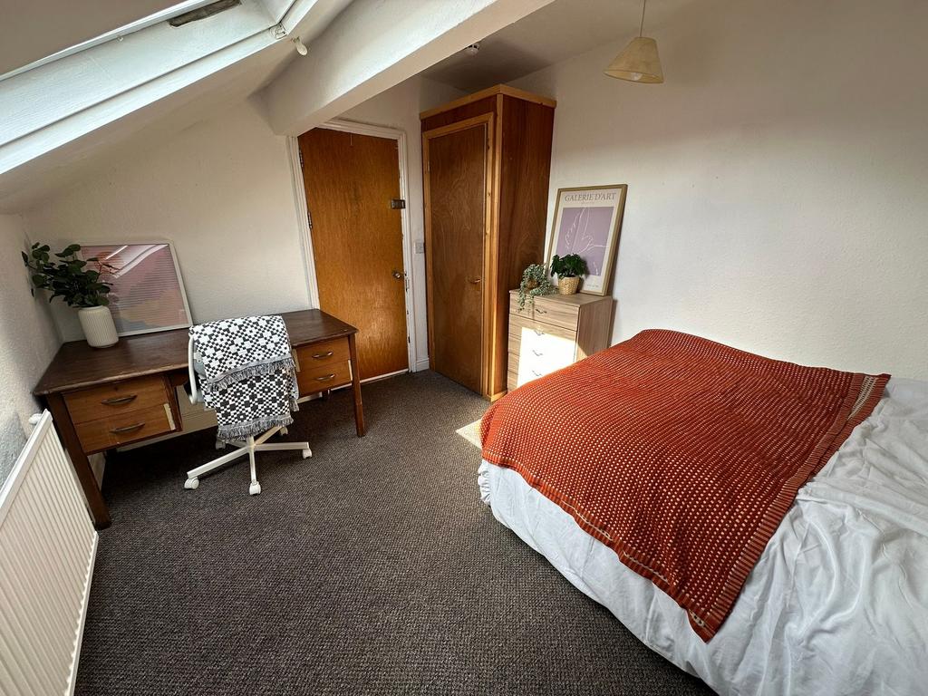 A cozy bedroom featuring a comfortable double b...