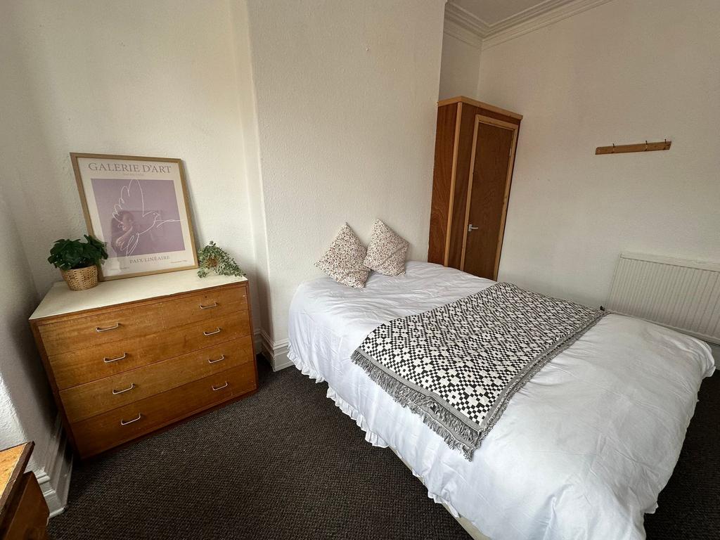 A cozy and well-maintained double bedroom featu...