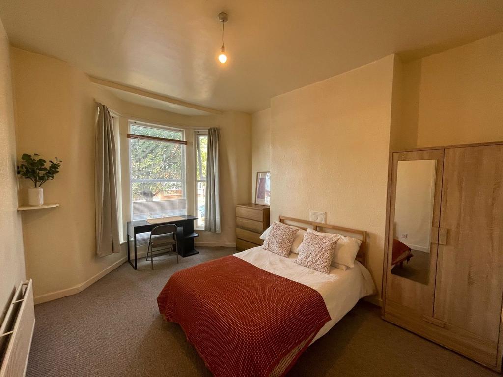 A cozy bedroom featuring a comfortable double b...