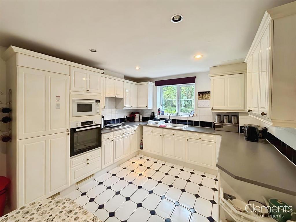 734b60e0-Kitchen.jpg