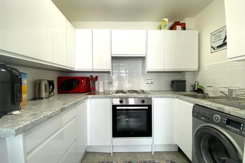 2 bedroom flat for sale, Feltham Road, Ashford