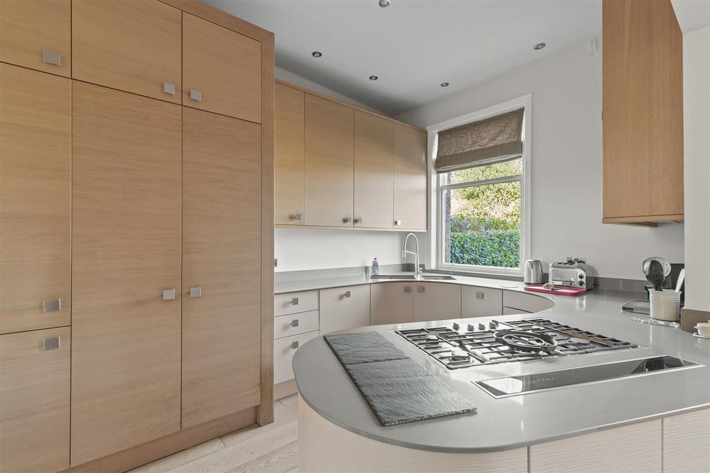 Kitchen 2.jpg