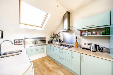 3 bedroom flat for sale, Battersea Rise, London SW11